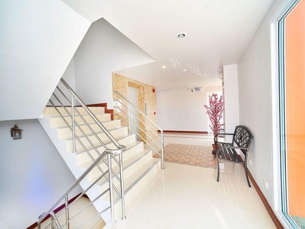 Parvena Hotel Sathorn Банкок Екстериор снимка